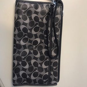 Coach wristlet (Black)